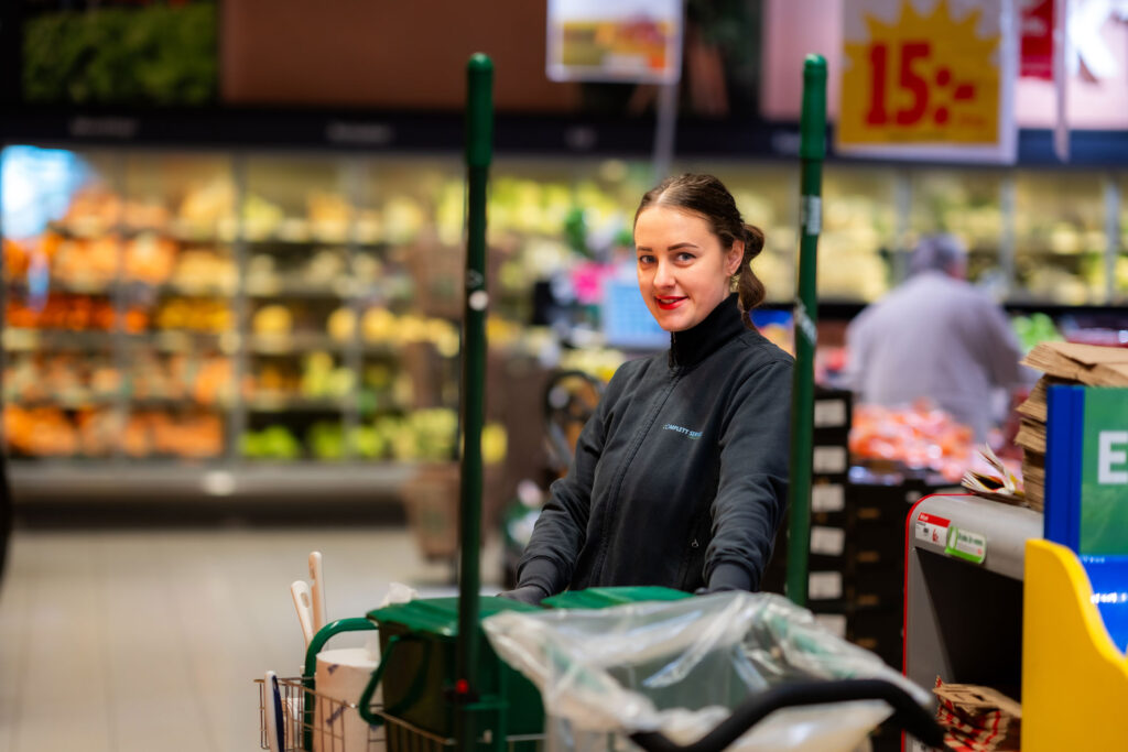 Professionell städare från Complett Service som utför butiksstäd.